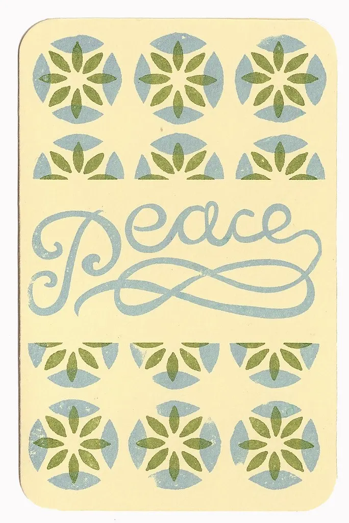 Peace 문구와 잎무늬가 인쇄된 카드